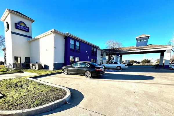 Photo 1 - Days Inn by Wyndham Dallas Plano