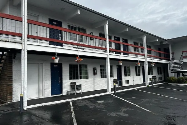 Photo 1 - Travelers Inn by OYO Longview Kelso