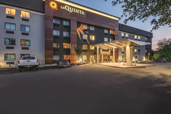 Photo 1 - La Quinta Inn & Suites by Wyndham Hartford - Bradley Airport