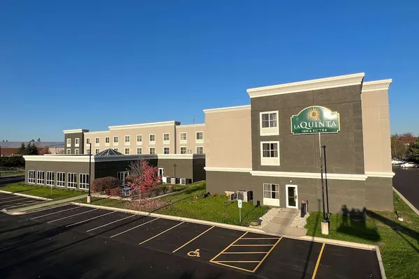 Photo 1 - La Quinta Inn & Suites by Wyndham Bannockburn-Deerfield