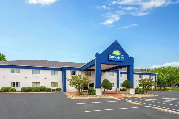 Photo 1 - Days Inn & Suites by Wyndham Siler City