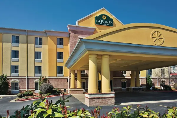 Photo 1 - La Quinta Inn & Suites by Wyndham Hot Springs