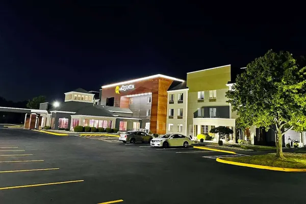 Photo 1 - La Quinta Inn & Suites by Wyndham South Holland