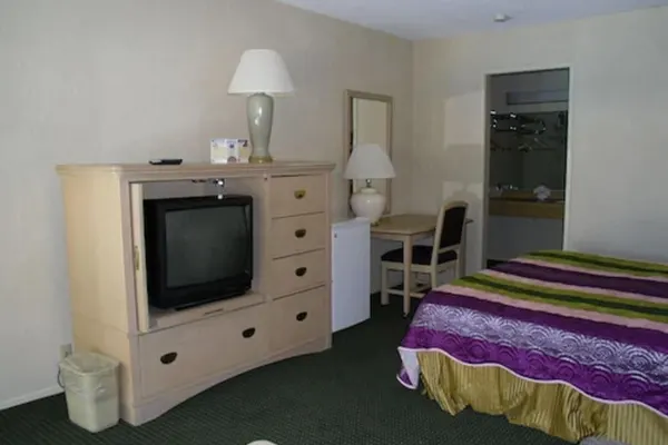 Photo 1 - Travellers Inn