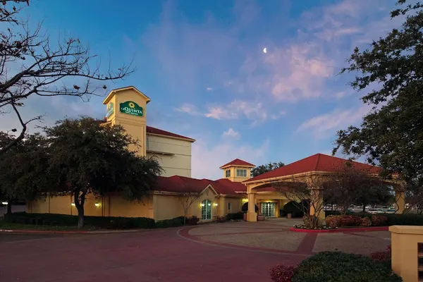 Photo 1 - La Quinta Inn & Suites by Wyndham Dallas Arlington South