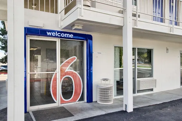 Photo 1 - Motel 6 Everett, WA - North