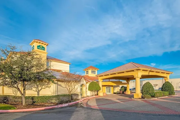 Photo 1 - La Quinta Inn & Suites by Wyndham Sherman