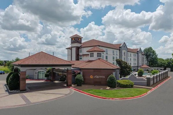 Photo 1 - La Quinta Inn & Suites by Wyndham Sherman