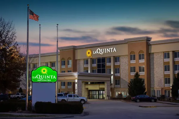 Photo 1 - La Quinta Inn & Suites by Wyndham Effingham