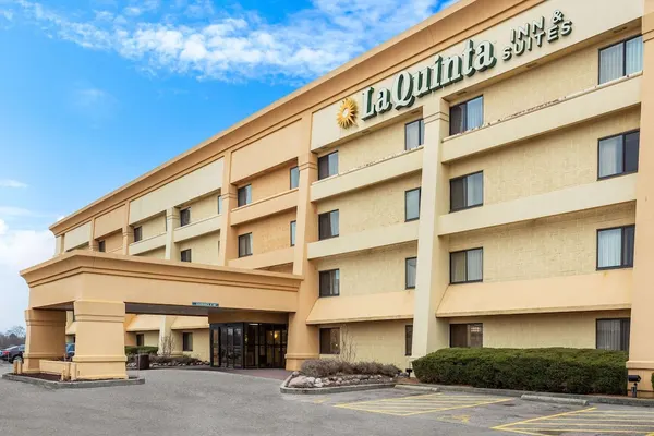 Photo 1 - La Quinta Inn & Suites by Wyndham Chicago Gurnee