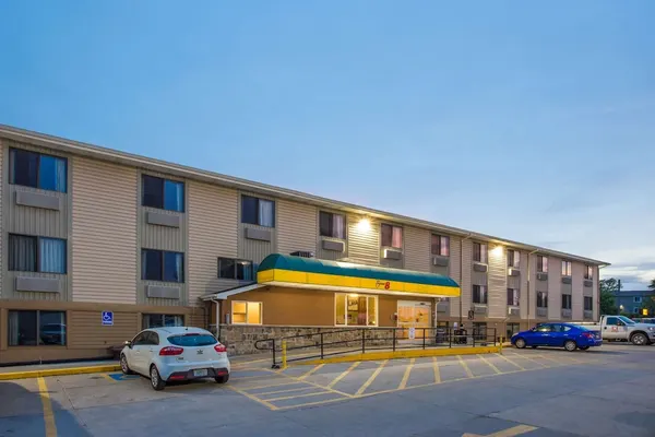 Photo 1 - Super 8 by Wyndham Iowa City/Coralville