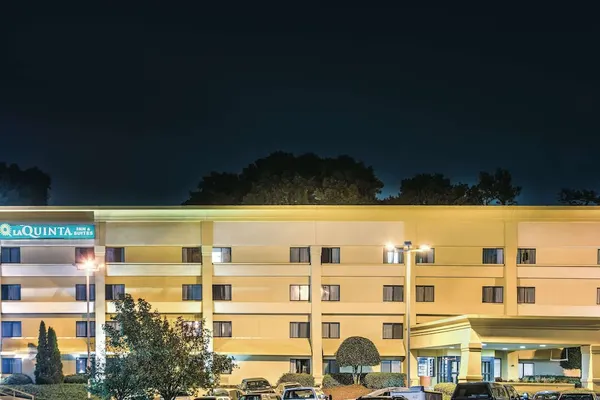 Photo 1 - La Quinta Inn & Suites by Wyndham Atlanta Roswell