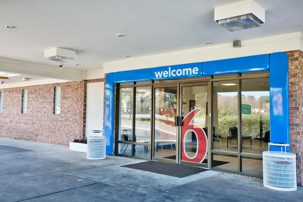 Photo 1 - Motel 6 Tallahassee, FL - Downtown