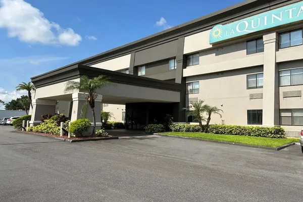 Photo 1 - La Quinta Inn & Suites by Wyndham Orlando South