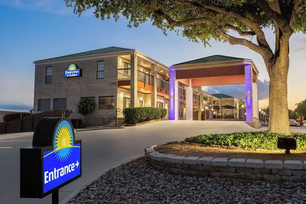 Photo 1 - Days Inn by Wyndham San Antonio Near Fiesta Park