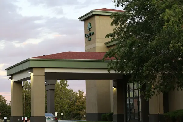 Photo 1 - GreenTree Inn Albuquerque