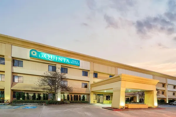 Photo 1 - La Quinta Inn & Suites by Wyndham Baton Rouge Siegen Lane