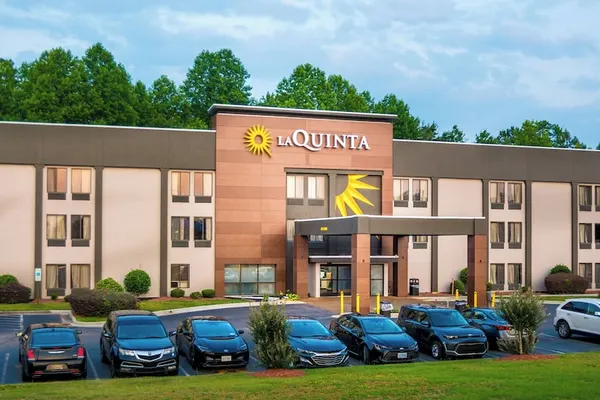 Photo 1 - La Quinta Inn & Suites by Wyndham Fayetteville I-95