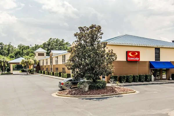 Photo 1 - Econo Lodge Darien