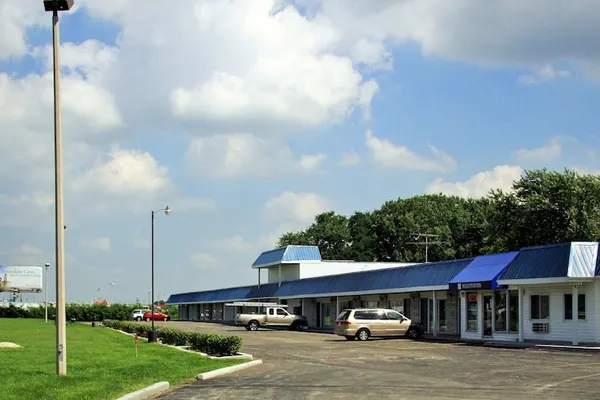 Photo 1 - Tollway Inn of Beloit