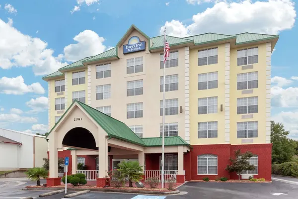 Photo 1 - Days Inn & Suites by Wyndham Tucker/Northlake