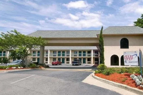 Photo 1 - Days Inn By Wyndham Lexington/Columbia