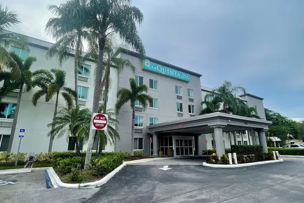 Photo 1 - La Quinta Inn & Suites by Wyndham Sawgrass