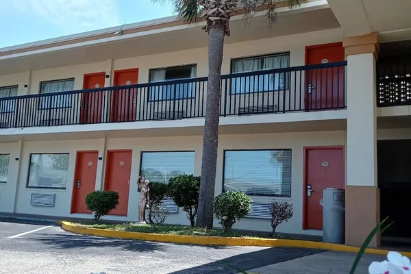 Photo 1 - Hole Inn the Wall Hotel - Fort Walton Beach - Sunset Plaza - nearby Beaches & Hurlburt
