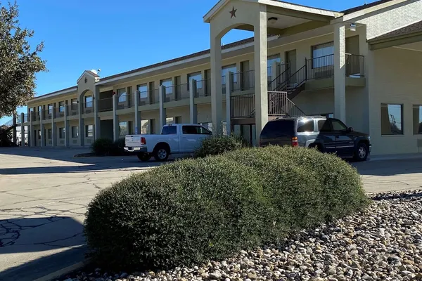 Photo 1 - SureStay Hotel by Best Western Floresville