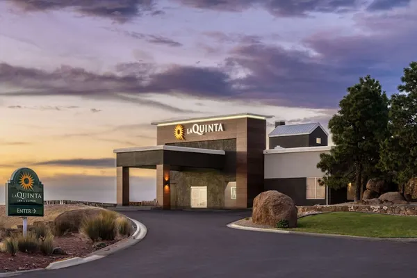 Photo 1 - La Quinta Inn & Suites by Wyndham Santa Rosa