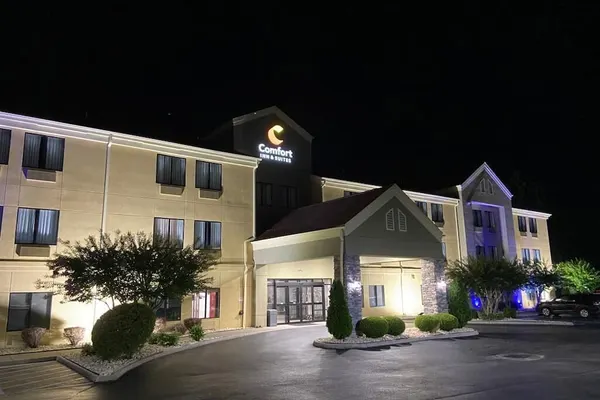 Photo 1 - Comfort Inn & Suites Troutville - Roanoke North / Daleville