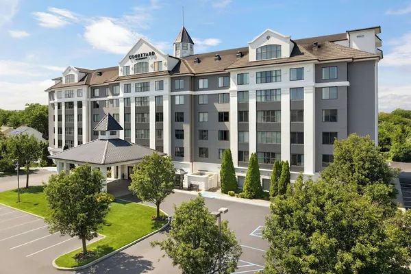 Photo 1 - Courtyard by Marriott Long Island MacArthur Airport