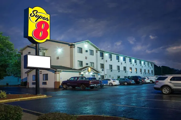 Photo 1 - Super 8 by Wyndham Hot Springs