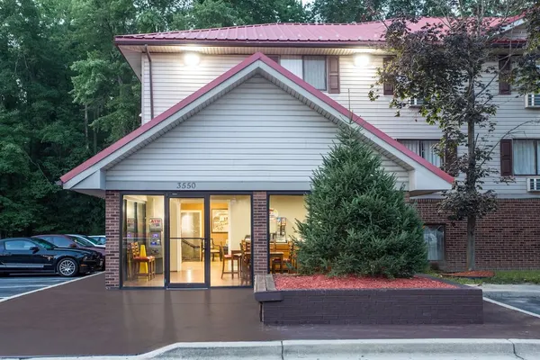 Photo 1 - Super 8 by Wyndham Waldorf