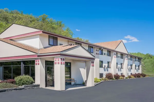 Photo 1 - Super 8 by Wyndham Mankato