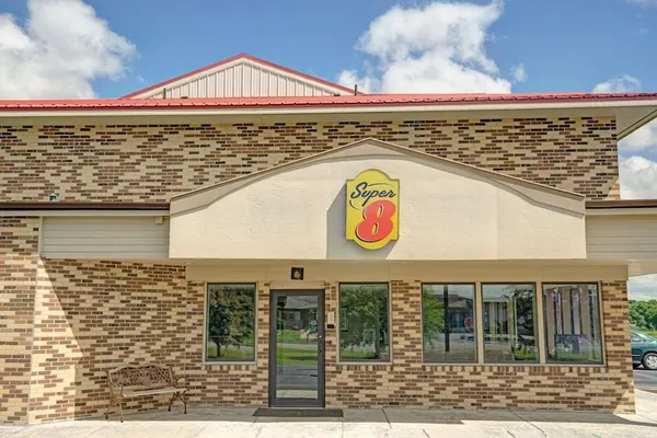 Photo 1 - Super 8 by Wyndham Melrose