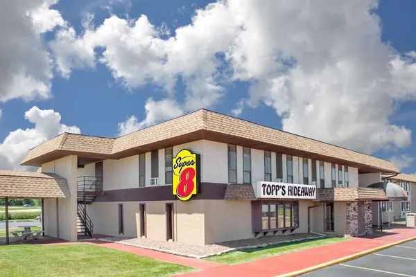 Photo 1 - Super 8 by Wyndham Windsor/Madison North