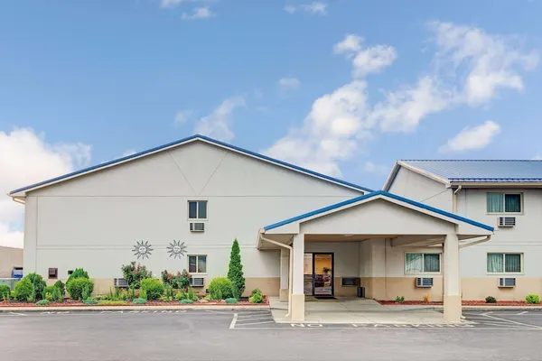 Photo 1 - Super 8 by Wyndham Indianapolis/Emerson Ave