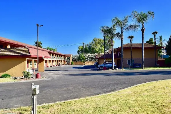 Photo 1 - Super 8 by Wyndham Visalia