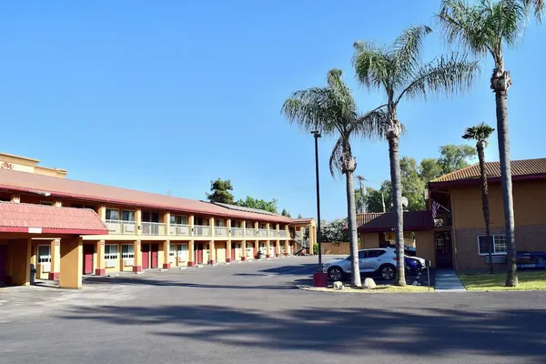Photo 1 - Super 8 by Wyndham Visalia