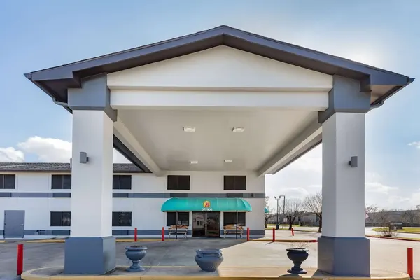 Photo 1 - Super 8 by Wyndham League City/Kemah Area