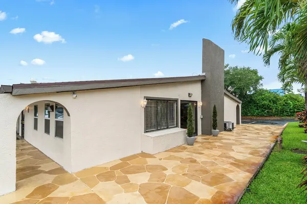 Photo 1 - Super 8 by Wyndham Lantana West Palm Beach