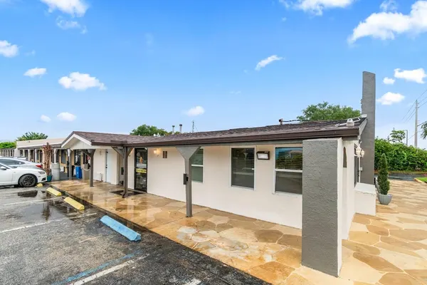 Photo 1 - Super 8 by Wyndham Lantana West Palm Beach