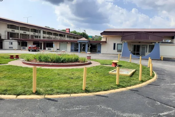 Photo 1 - Americas Best Value Inn Moline