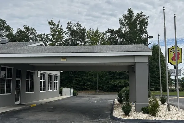 Photo 1 - Super 8 by Wyndham Fayetteville