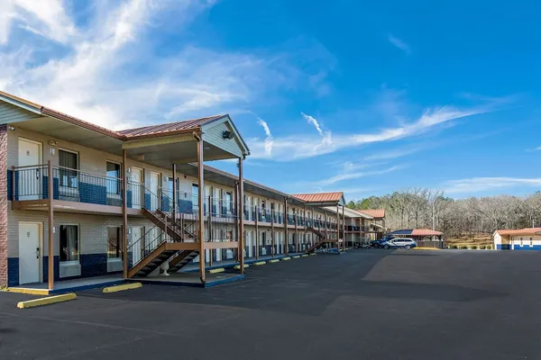 Photo 1 - Econo Lodge Selmer