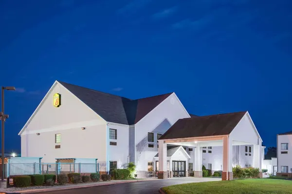 Photo 1 - Super 8 by Wyndham Monett