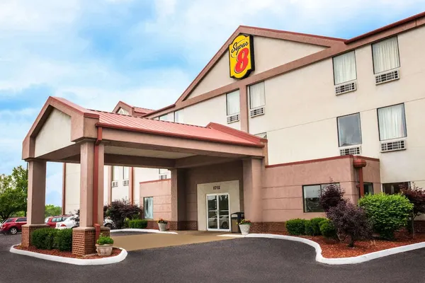 Photo 1 - Super 8 by Wyndham Pevely