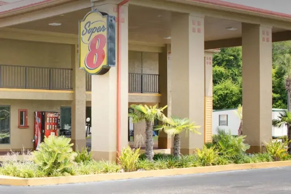 Photo 1 - Super 8 by Wyndham Defuniak Springs