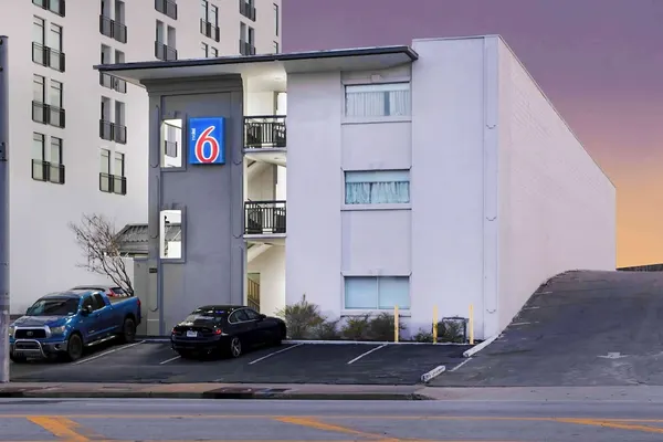 Photo 1 - Motel 6 Atlanta, GA - Midtown